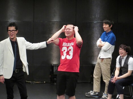 「モグフェス」にパニックとなり頭を抱えているのか思いきや、シャンプーをしていたともしげ。