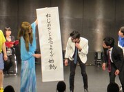 ねじ佐々木のユニットコントライブを確かめる芸人たち。