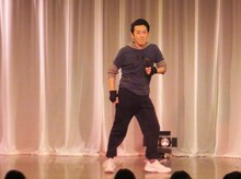 「涙のtake a chance」を踊る風見しんごことピクニック。