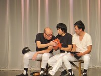 宙に浮く長澤の帽子。