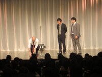 舞台に帽子を置き引退宣言をする長澤。