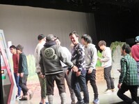 最後に舞台で記念撮影会をする芸人たち。