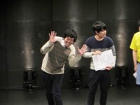 うしろシティ金子のふりをするザンゼンジ武田。金子という証拠の言葉は「服が好きー」。