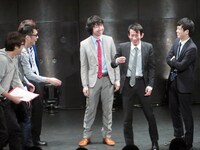 三四郎らに頭皮をイジられる浜村凡平太。