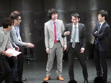 三四郎らに頭皮をイジられる浜村凡平太。