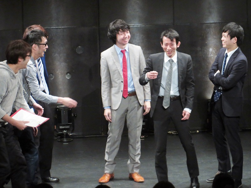 三四郎らに頭皮をイジられる浜村凡平太。