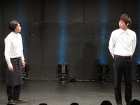 ジンカーズが第8回単独公演「vain」より、コント「トム」の一場面。