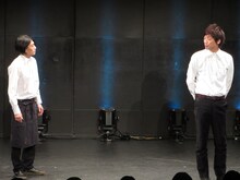 ジンカーズが第8回単独公演「vain」より、コント「トム」の一場面。