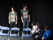 コント「行列」からの直角移動を見ようとスタンバイする芸人たち。