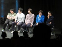 手前の黒い影がアルコ＆ピース平子。