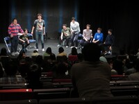 平子の大演説会を止めに入るいけだ。