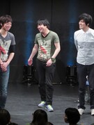 UネックのTシャツとVネックのTシャツを重ね着する「UV和賀」。