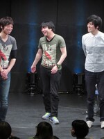 UネックのTシャツとVネックのTシャツを重ね着する「UV和賀」。