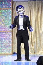 「第12回 芸人マジ歌選手権」での劇団ひとりによるパフォーマンスの様子。(c)テレビ東京