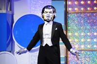 「第12回 芸人マジ歌選手権」での劇団ひとりによるパフォーマンスの様子。(c)テレビ東京