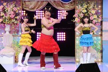 「第12回 芸人マジ歌選手権」でのバナナマン日村によるパフォーマンスの様子。(c)テレビ東京