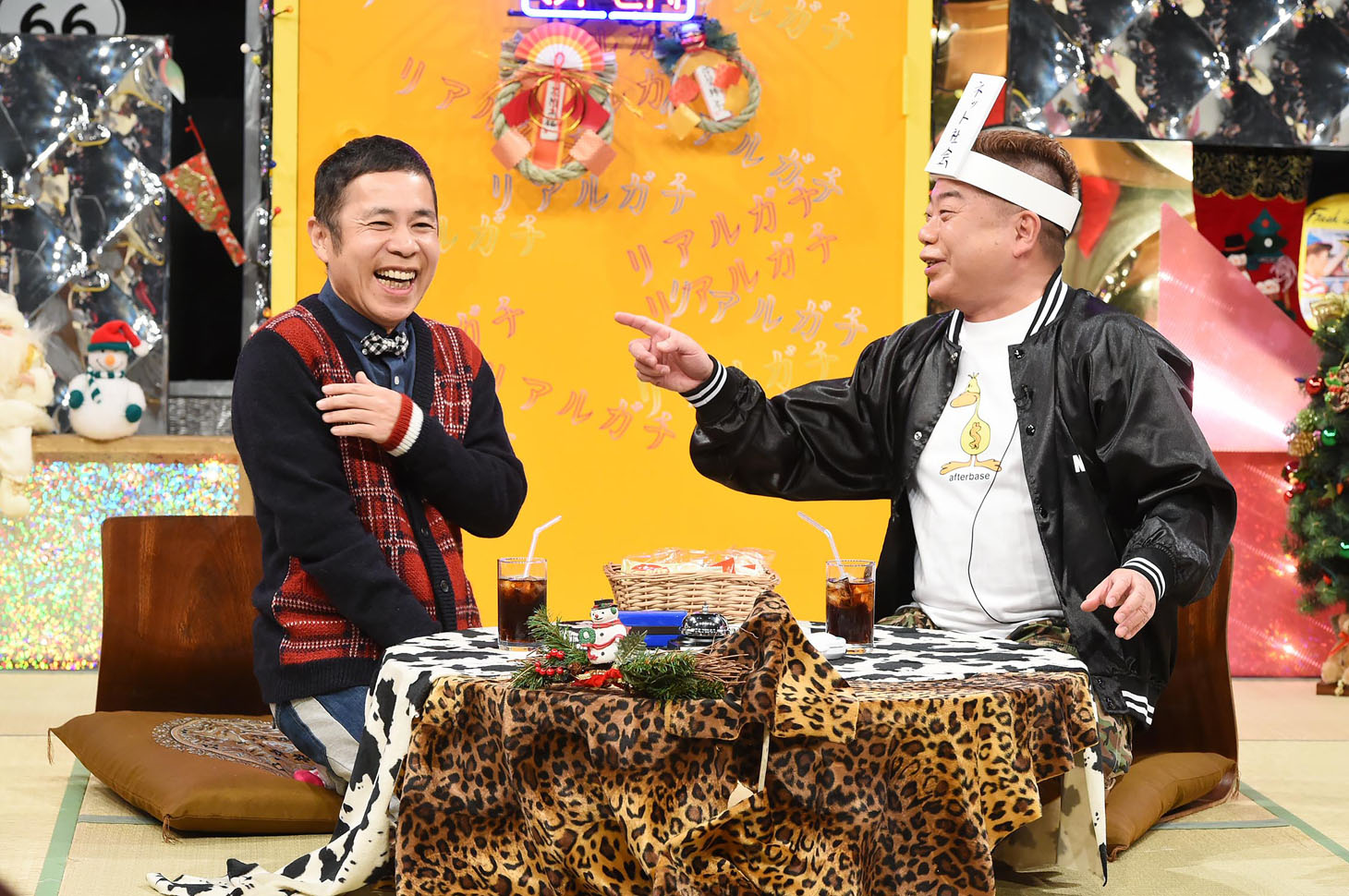 「出川哲朗のリアルガチ」でトークを繰り広げるナインティナイン岡村と出川哲朗（左から）。(c)テレビ東京