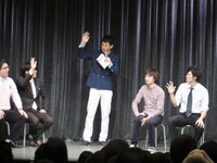 「結婚してる人」という問いに手を挙げる文田。