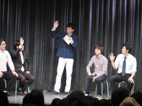 「結婚してる人」という問いに手を挙げる文田。