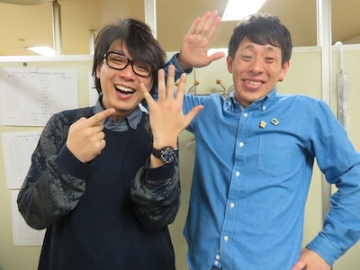 「新春！囲碁将棋大会」で、文田（左）の結婚を発表した囲碁将棋。