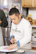 「男子ごはん 新春スペシャル」にゲスト出演するナインティナイン岡村。(c)テレビ東京