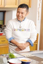 「男子ごはん 新春スペシャル」にゲスト出演するナインティナイン岡村。(c)テレビ東京