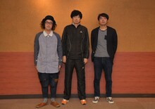 対談後のエレキコミックとラーメンズ小林賢太郎（中央）。