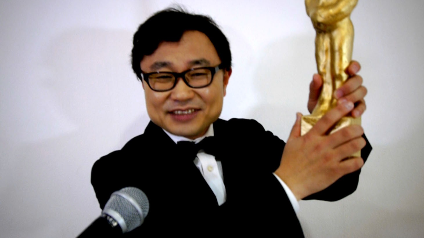 “偽三谷幸喜”に扮するユリオカ超特Q。