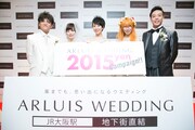 「アールイズ・ウエディング大阪 梅田サロン」のオープニング会見で結婚を発表したギャロップ毛利（右）。