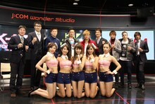 フォトセッションの様子。後列左端が関根勤。