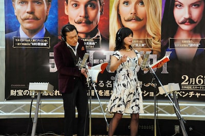 映画「チャーリー・モルデカイ 華麗なる名画の秘密」の公開アフレコイベントに出演したオアシズ大久保（右）と、平田広明（左）。