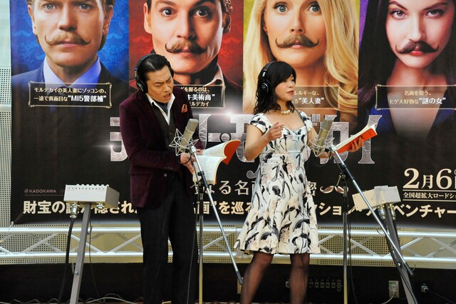 映画「チャーリー・モルデカイ 華麗なる名画の秘密」の公開アフレコイベントに出演したオアシズ大久保（右）と、平田広明（左）。