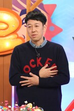 「ジモイチドライブ～地元の一番でおもてなし～」MCの小籔千豊。(c)ABC