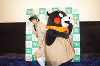 映画「アマゾン大冒険」公開直前イベントで尻相撲をするココリコ田中とくまモン。