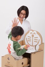 「ドラゼミ」の新CM「くわばたりえ ぷちドラ始めました」編に出演するクワバタオハラくわばた。