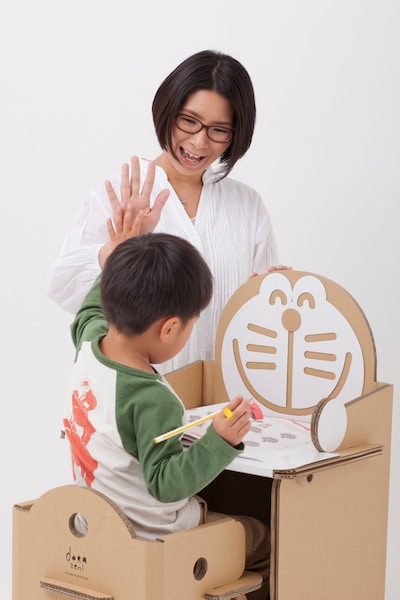 「ドラゼミ」の新CM「くわばたりえ ぷちドラ始めました」編に出演するクワバタオハラくわばた。