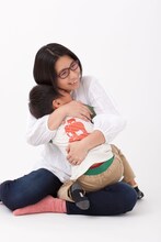 「ドラゼミ」の新CM「くわばたりえ ぷちドラ始めました」編に出演するクワバタオハラくわばた。