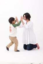 「ドラゼミ」の新CM「くわばたりえ ぷちドラ始めました」編に出演するクワバタオハラくわばた。