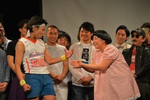 やしろ優とミニコントをするサンシャイン池崎（左）。