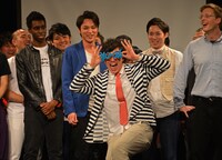 ユニークめがねを披露するプリンセス金魚・高道。