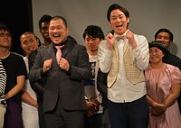 「あったかいんだからぁ♪ -スーパーキューティクルver.-」を披露するクマムシ。