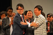 手を取り合って決勝進出を喜ぶソフトアタッチメント。