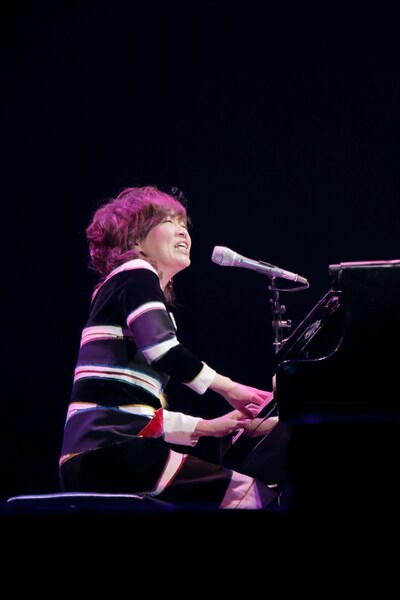 単独ライブ「清水ミチコ一人武道館～趣味の演芸～」を行った清水ミチコ。(c)WOWOW