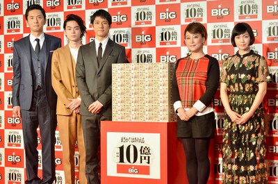 「10億円BIG販売開始記念イベント」に登壇した（左から）松重豊、菅田将暉、西島秀俊、友近、二階堂ふみ。