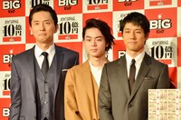 （左から）松重豊、菅田将暉、西島秀俊。