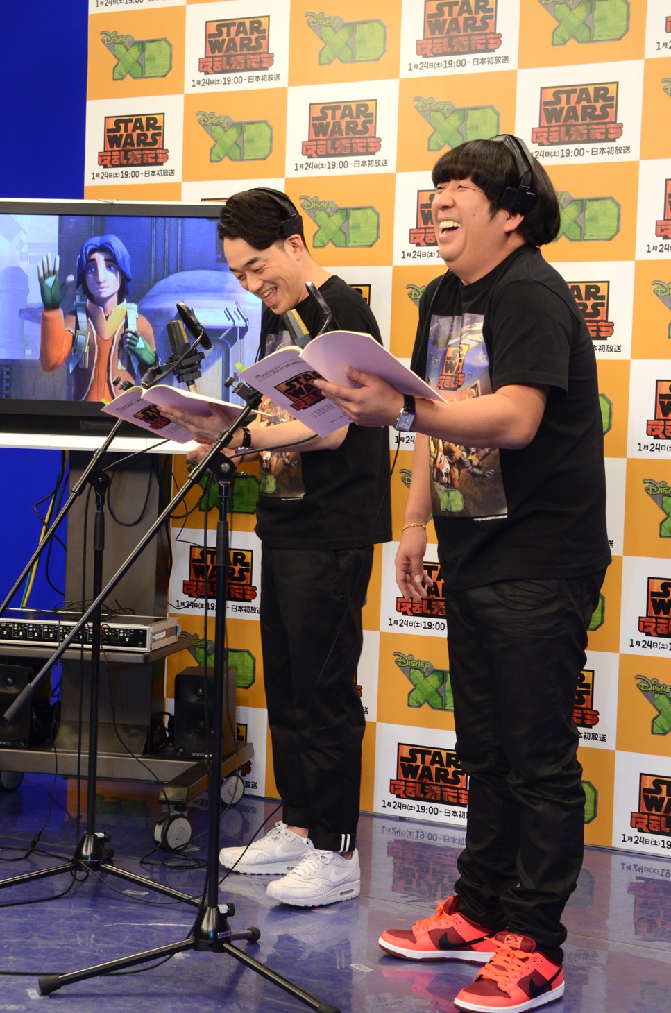 「スター・ウォーズ 反乱者たち」生アフレコで失敗し、照れる設楽（左）。