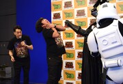「スター・ウォーズ 反乱者たち」会見でダース・ベイダーに“フォース・チョーク”をかけられる日村（中央）。