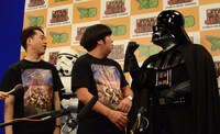 「スター・ウォーズ 反乱者たち」会見でガッツポーズを繰り出すダース・ベイダー。