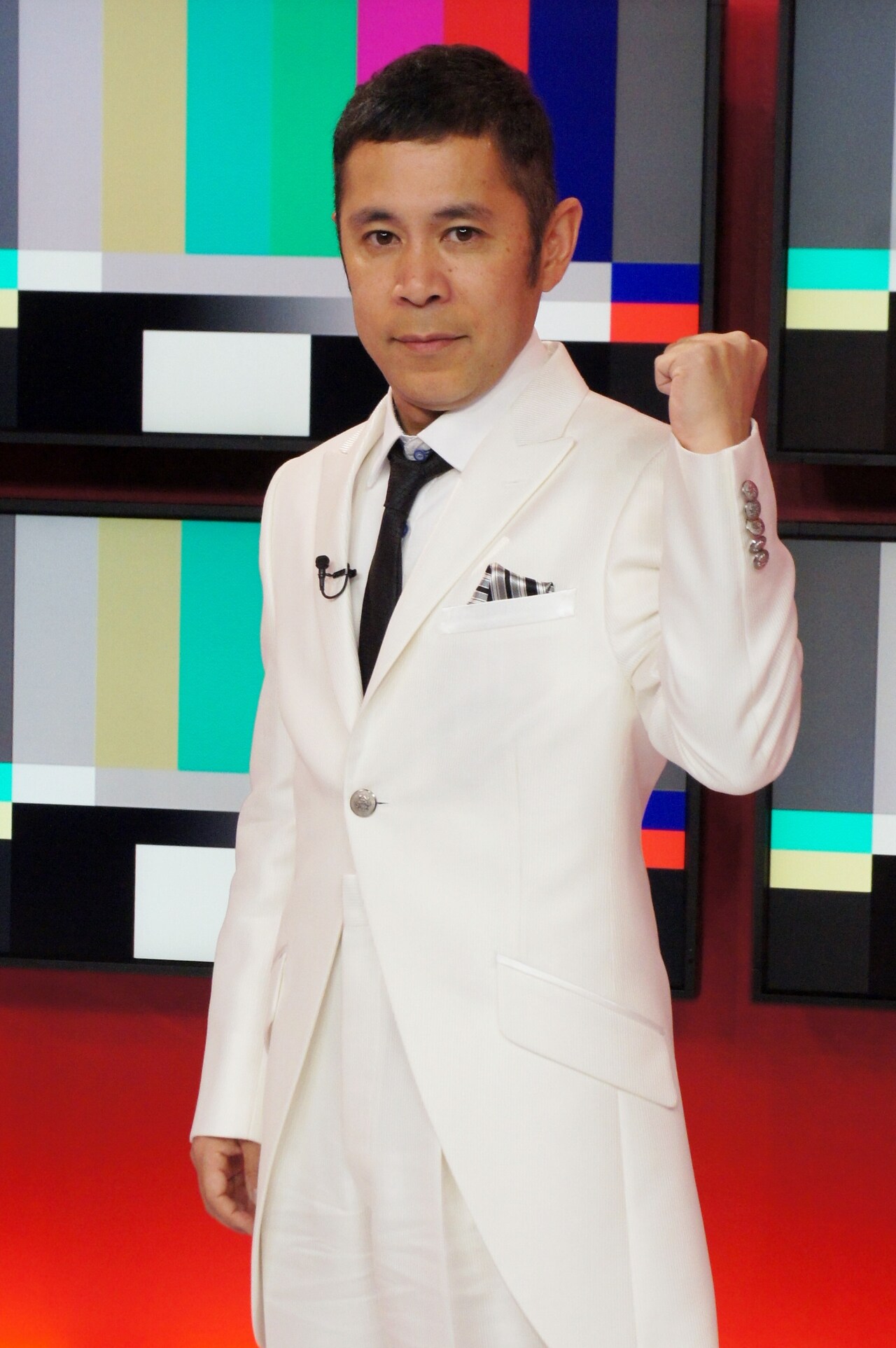 「時間がある人しか出れないTV」MCのナインティナイン岡村隆史。