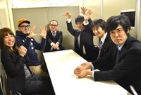 バレーボールのポーズを決める山脇唯、せきしろ、バッファロー吾郎A、キングオブコメディ高橋、THE GEESE高佐、THE GEESE尾関（左から）。